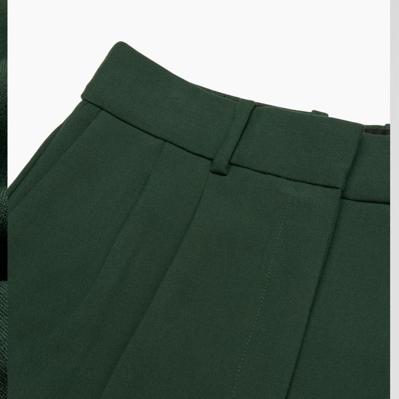 Aritzia Babaton PLEATED MINI SHORT - Picture 2 of 8